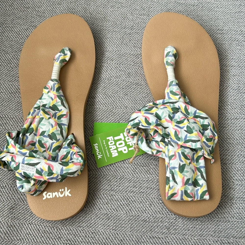 Women’s Size 11 NWT Sanuks